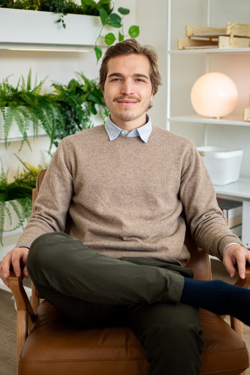 Rémi Cayer, CPA, assis dans les bureaux de Relais CPA à Chelsea.