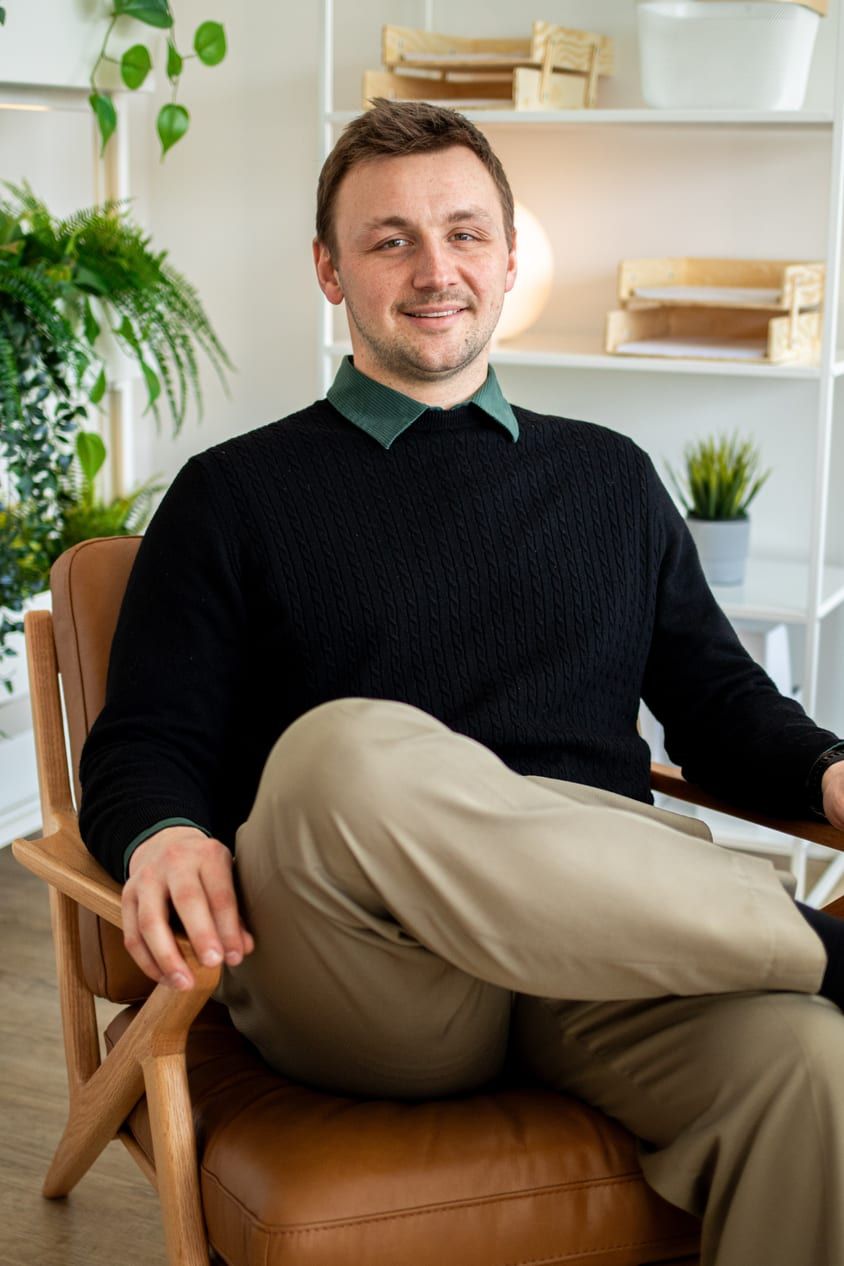 Paul Lacroix, CPA auditeur, assis dans les bureaux de Relais CPA à Chelsea.
